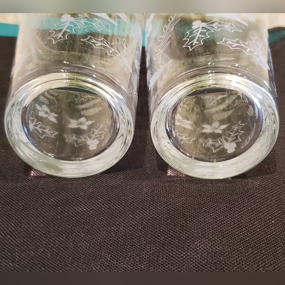 Set of 2 T-Mobile Holiday Collectible Etched 16oz Glasses (2023) NEW! - Picture 9 of 14